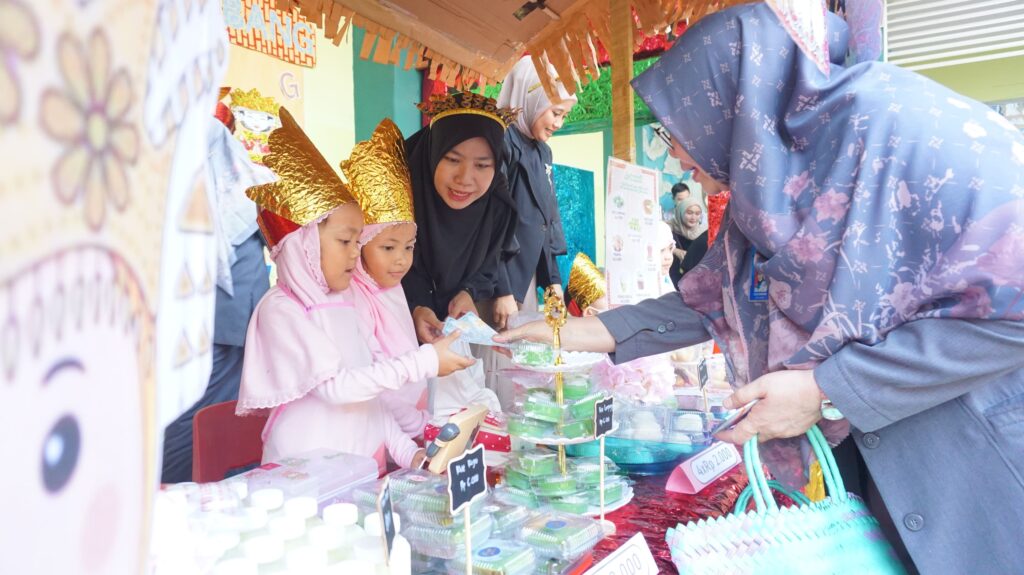 TKIA 6 Sentra Primer : Saat Belajar Tak Terbatas Ruang Kelas