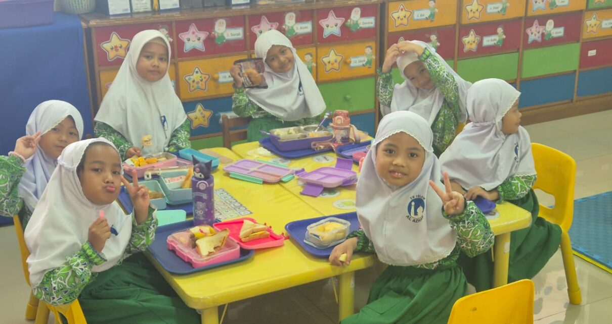 Belajar Mandiri, Momen Seru Makan Bersama di TKIA 6 Sentra Primer