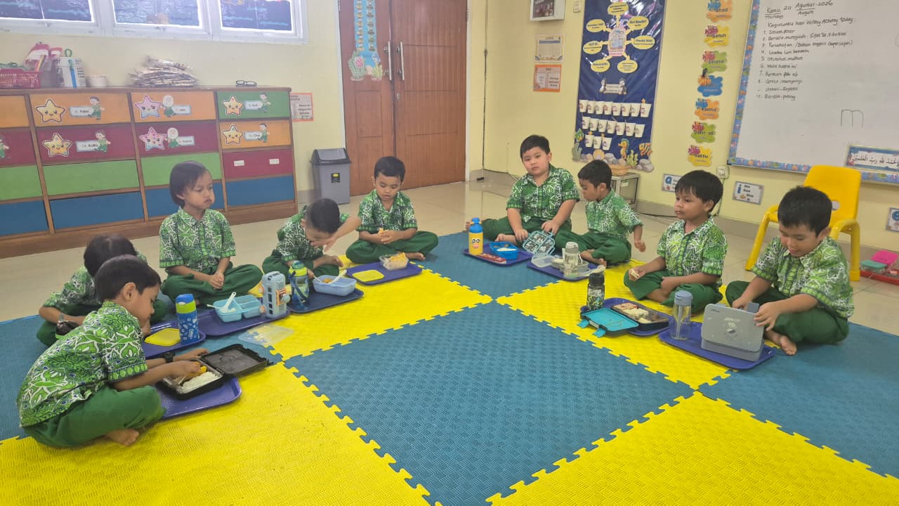 Belajar Mandiri, Momen Seru Makan Bersama di TKIA 6 Sentra Primer