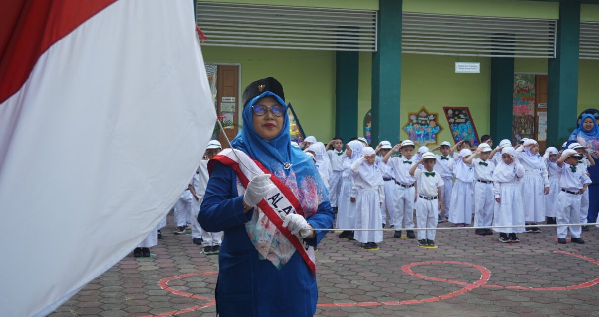 Upacara Bendera TKIA 6 Sentra Primer, Guru Jadi Petugas!