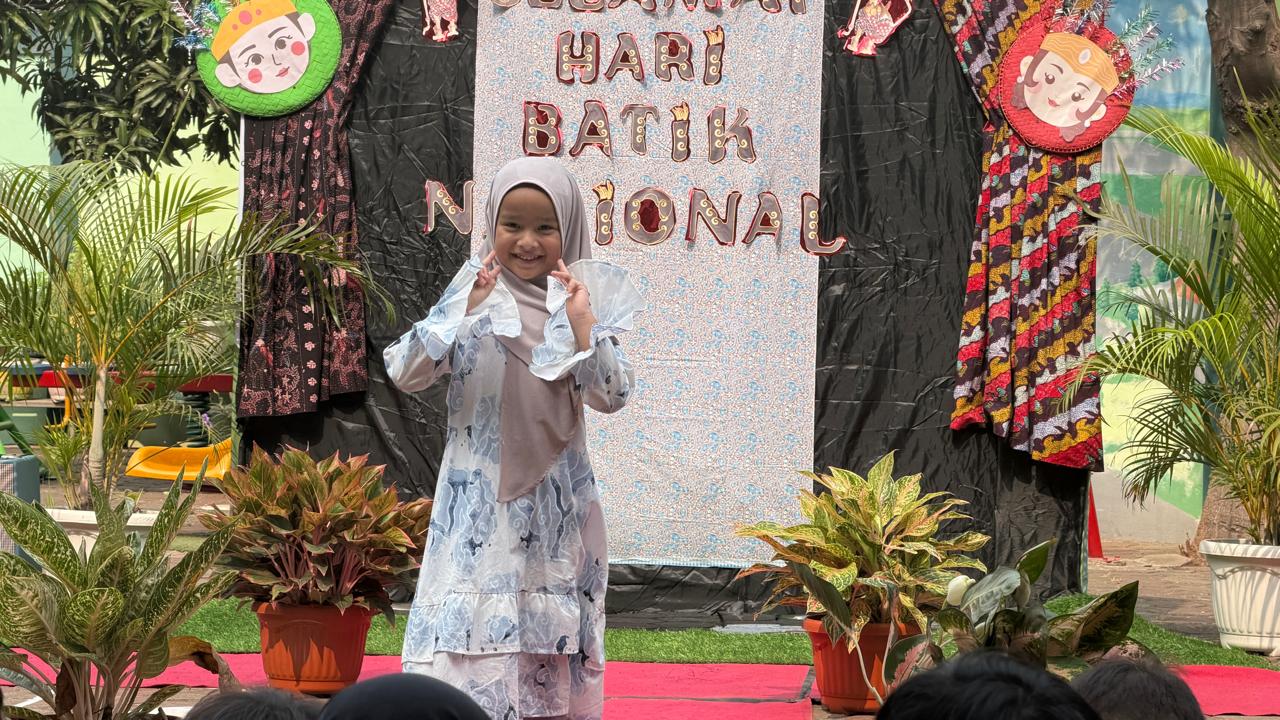 Semarak Fashion Show Hari Batik Nasional TKIA 6 Sentra Primer