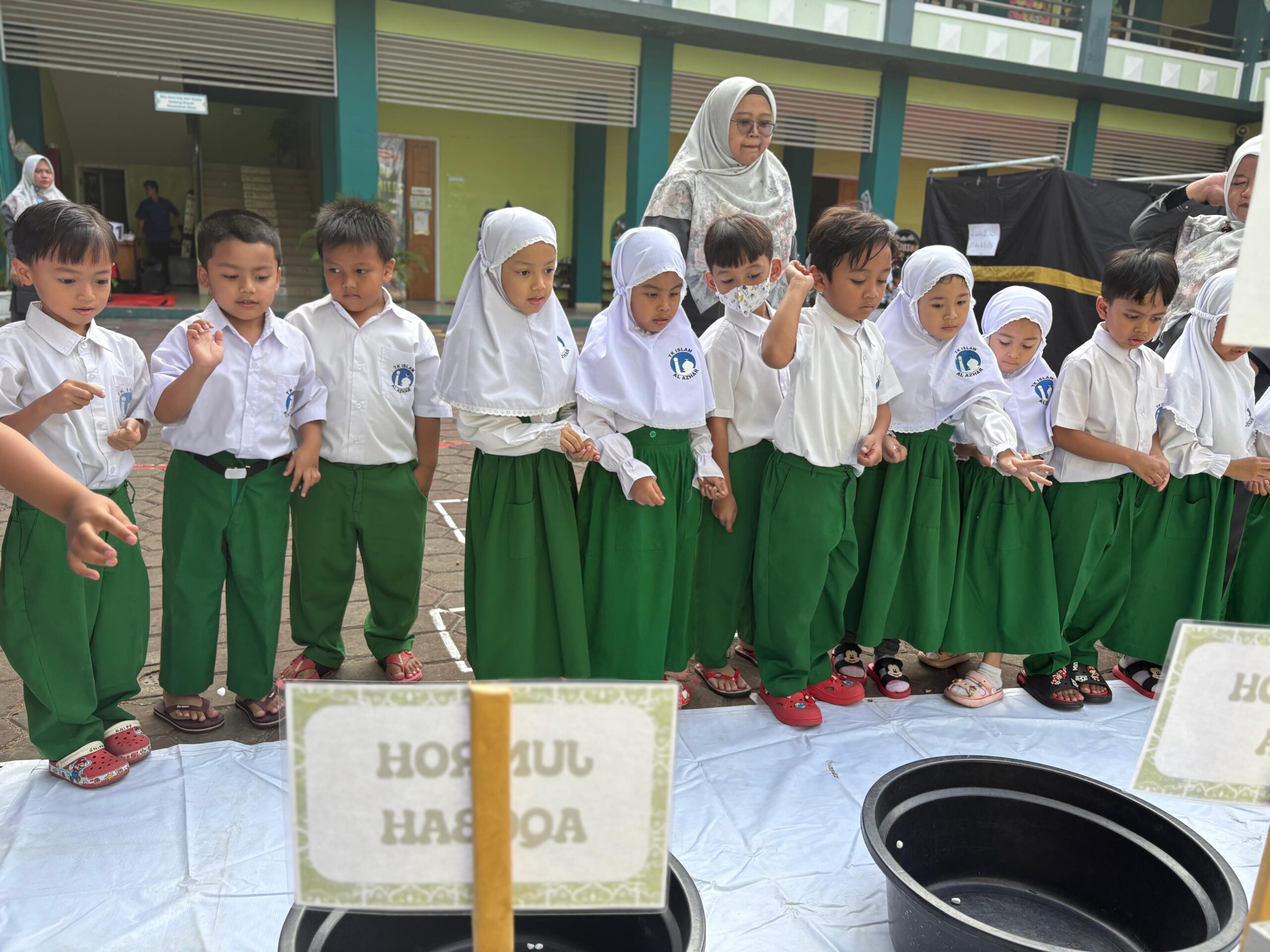 Latihan Jadi “Jemaah Haji Cilik” di TKIA 6 Sentra Primer!