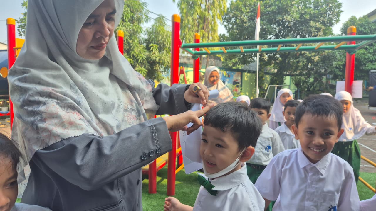 Latihan Jadi “Jemaah Haji Cilik” di TKIA 6 Sentra Primer!