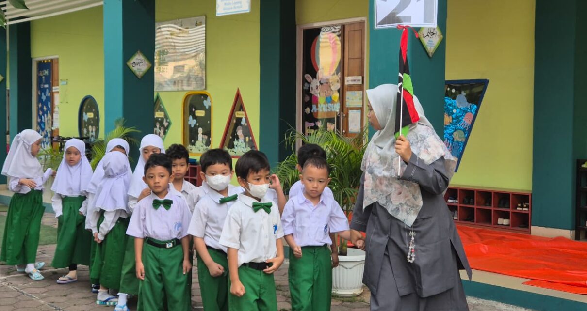 Latihan Jadi “Jemaah Haji Cilik” di TKIA 6 Sentra Primer!