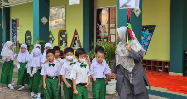 Latihan Jadi “Jemaah Haji Cilik” di TKIA 6 Sentra Primer!