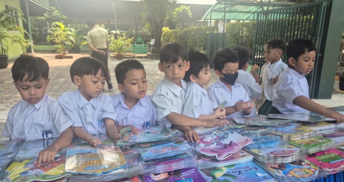 Semarak Bulan Bahasa TKIA 6, Belajar Transaksi di Bazar Buku